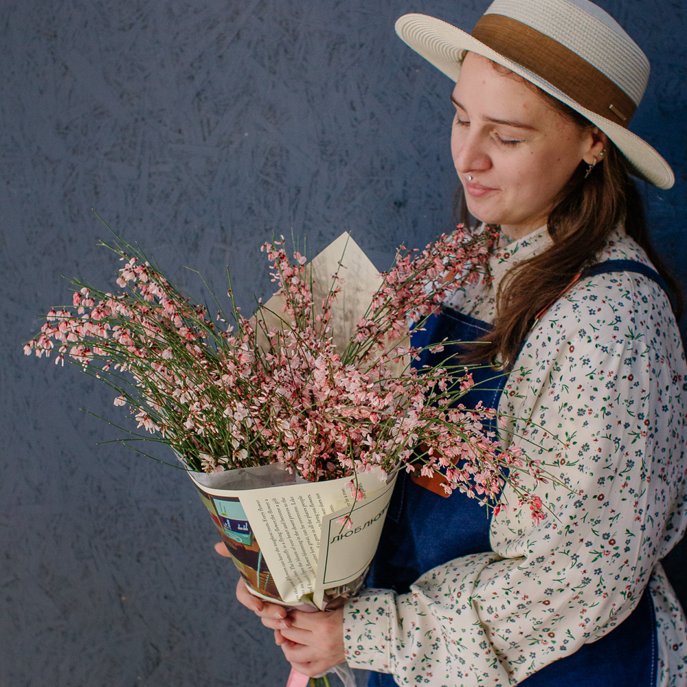 154. Весенний букет из ароматной генисты
