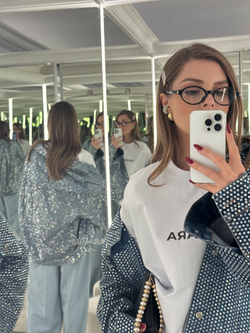 Джинсовая куртка декорированная стразами