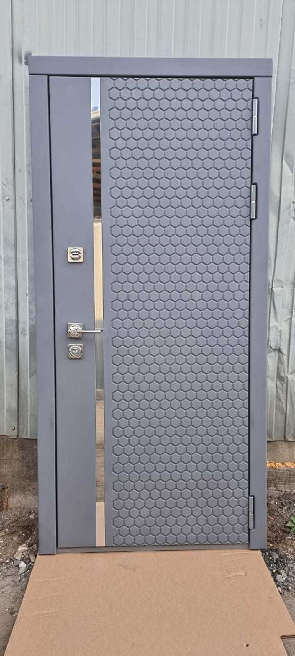 Входная металлическая дверь с зеркалом Рекс 24 Силк Титан / зеркало СБ-16 Бетон светлый  12 мм