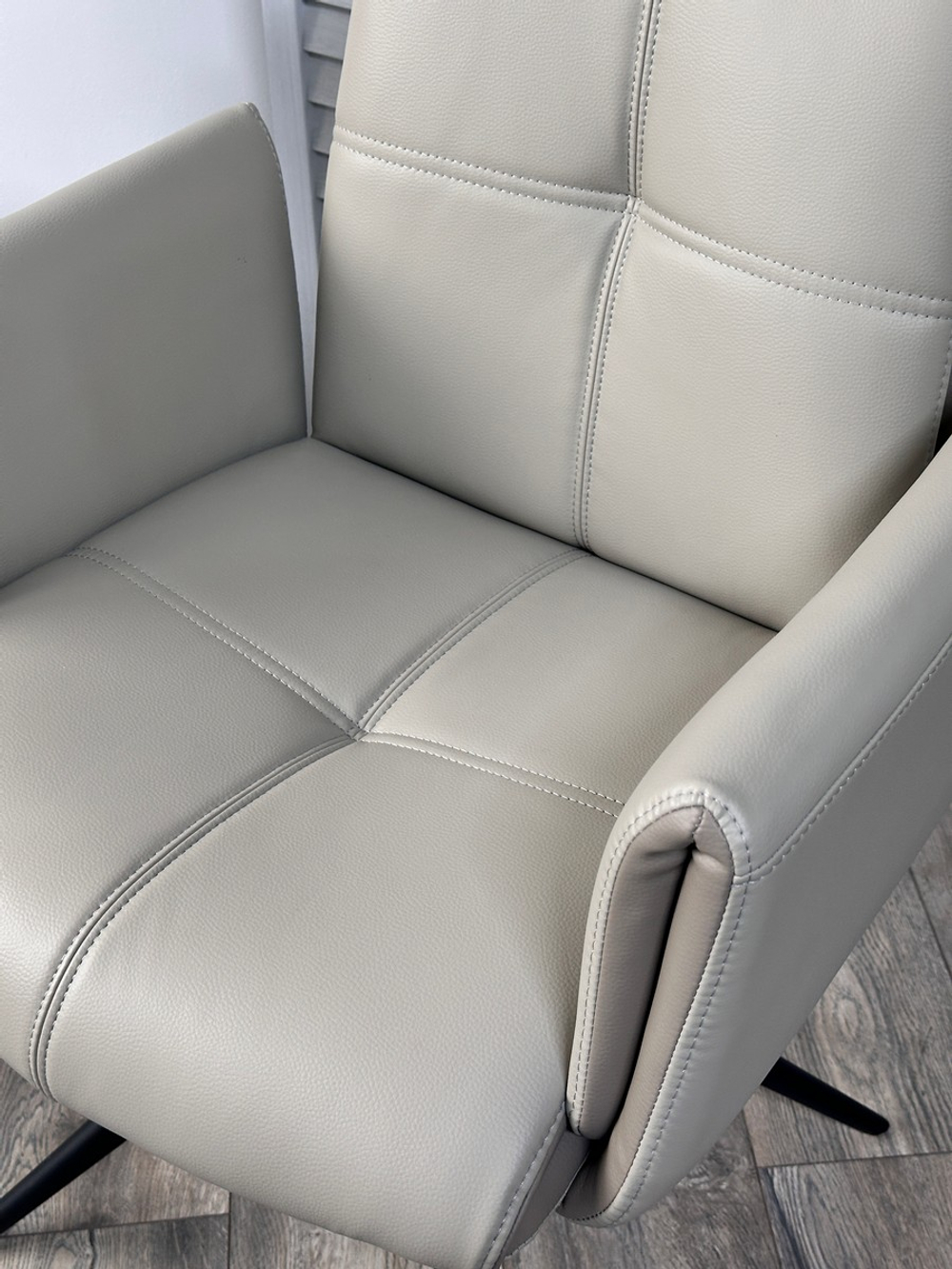 Стул М-City DISAUR Stig поворотный на поворотный на 360 градусов, Hf017-11, Hf017-12 Бежевый, Экокожа, Черный каркас