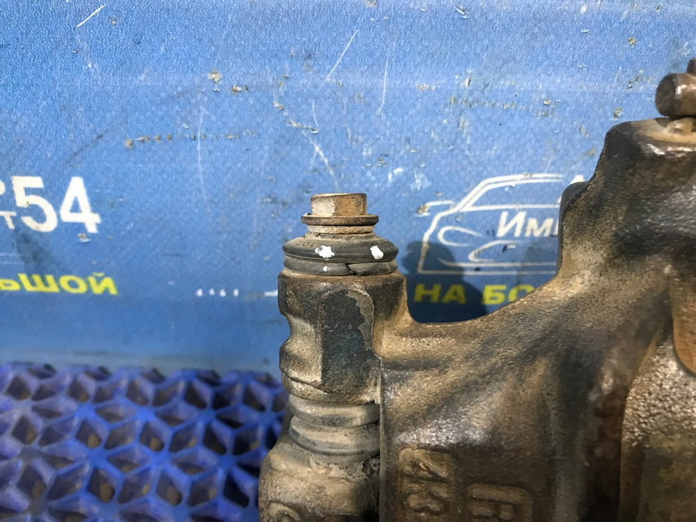 Суппорт тормозной задний правый TOYOTA ESTIMA 1998