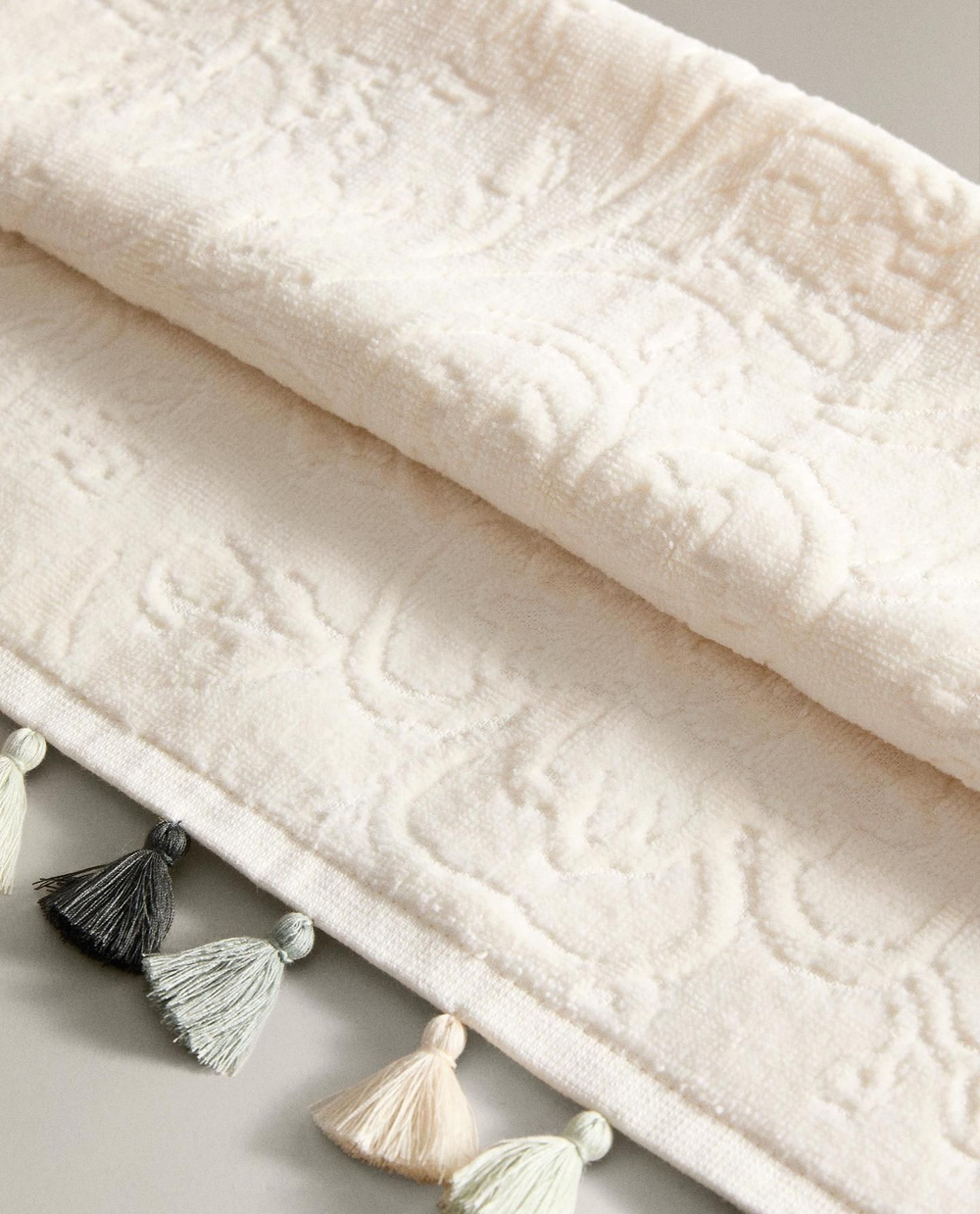 Zara Home - Жаккардовое банное полотенце с кисточками, бежевый, 90х150 см