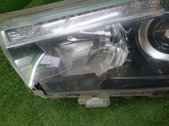 Битая Фара левая Toyota Hilux 8 (2015-2020) LED