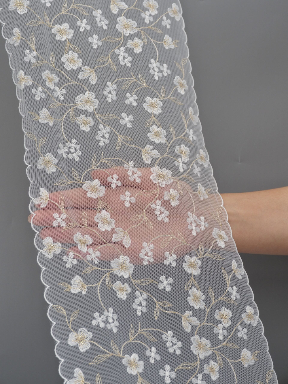 Вышивка на сетке теплая белая с золотым люрексом неэластичная ширина 20 см