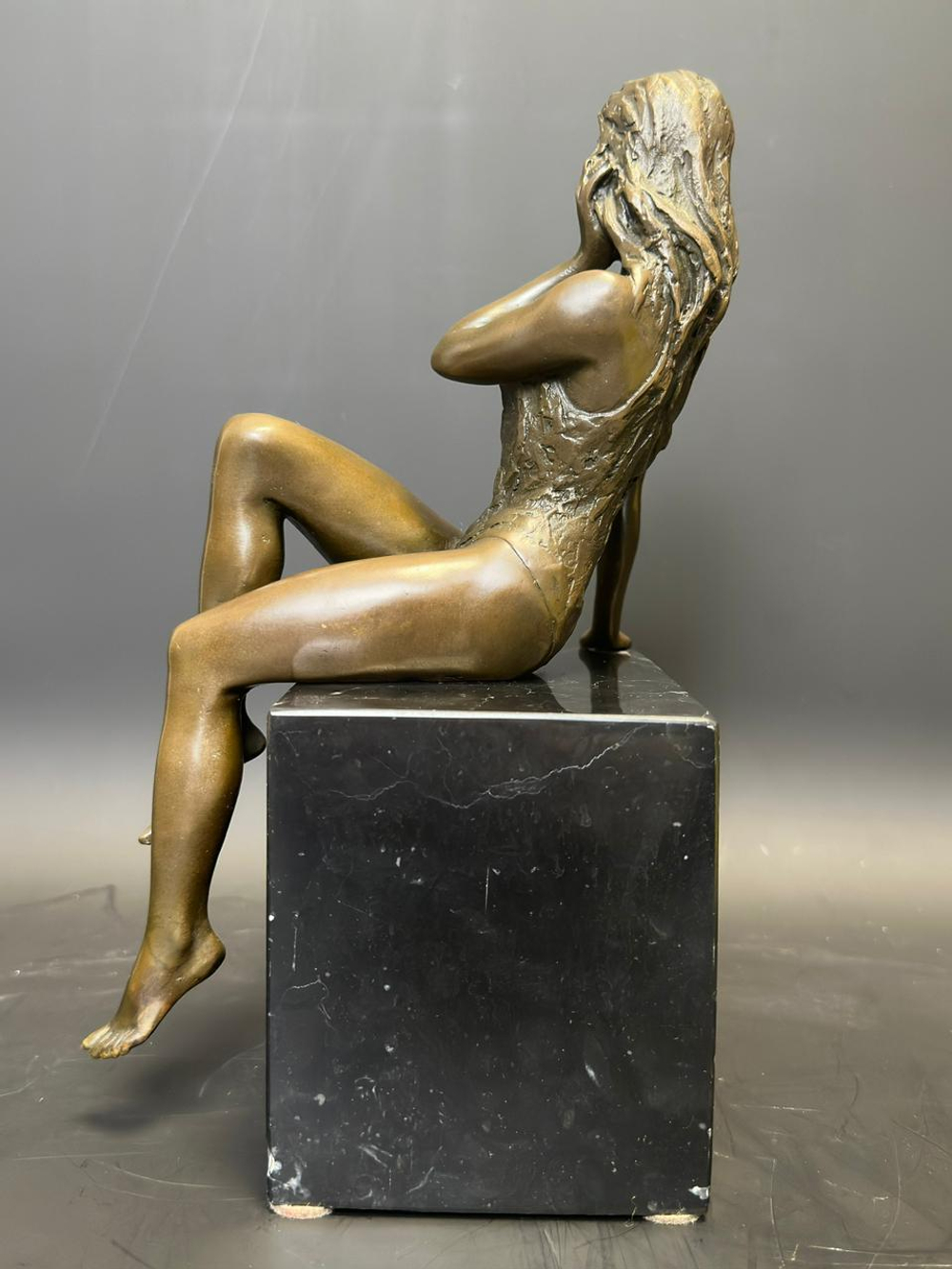 Бронзовая скульптура «Обнаженная на камне»