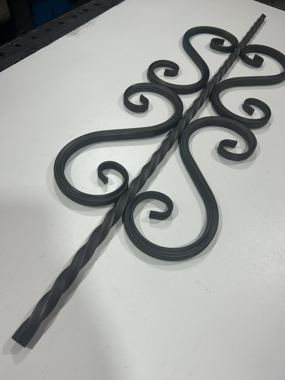 Кованый элемент Волюта 330x130мм профильная труба 15х15мм