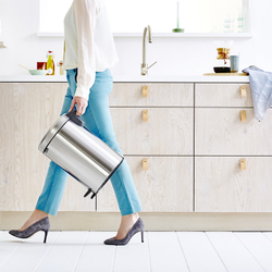 Ведро Brabantia NewIcon 12л стальное матовое в интерьере