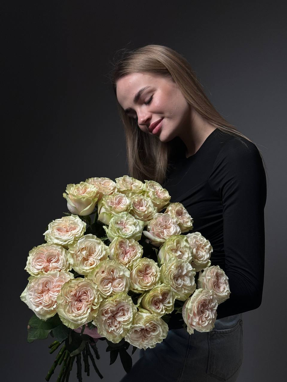 Букет из 25 розово-зеленых пионовидных роз под ленту