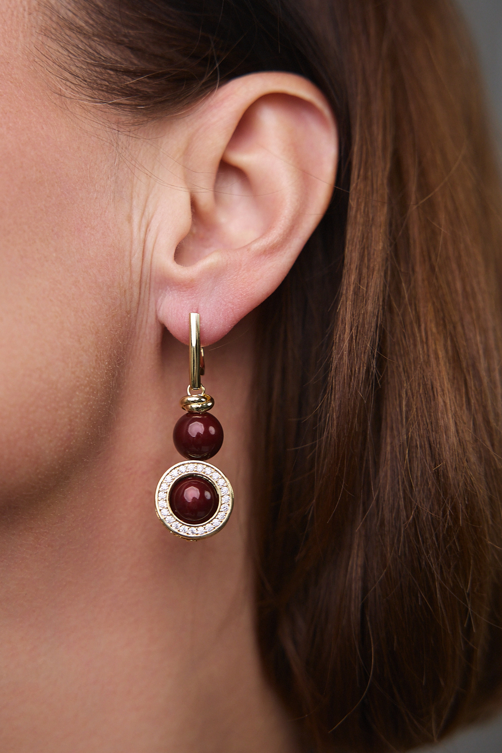 Серьги "Изабель" из жемчуга в оттенке бургунди на золотой застежке с цирконами