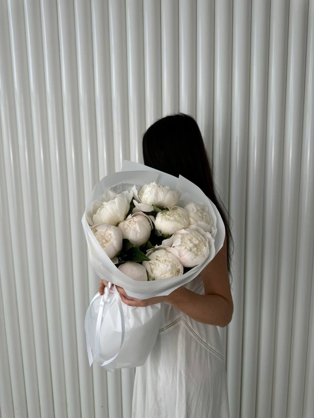 9 белых пионов