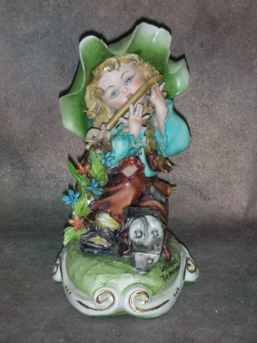 Статуэтка. Фарфор. Игра на дудочке. Capodimonte. Италия