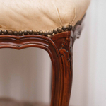 Стул с тисненой золотом кожей