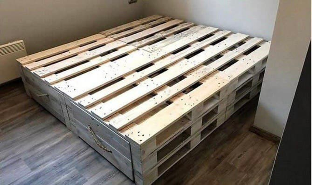 Кровать стилизованная под поддоны КР26