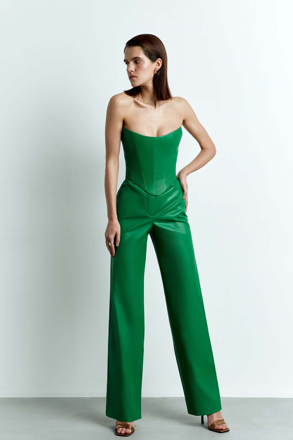 Прямые брюки с завышенной талией