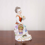 Садовница с корзиной фруктов