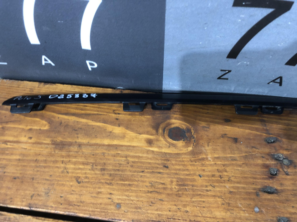 Молдинг переднего бампера VW Polo 5 sedan 15-20 Б/У Оригинал 6RF853101A