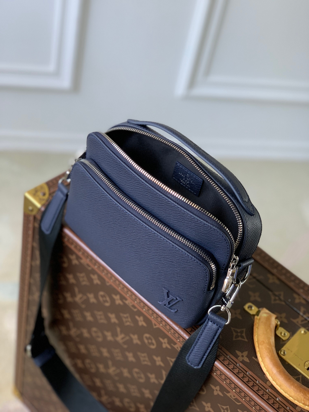 Louis Vuitton Avenue Messenger