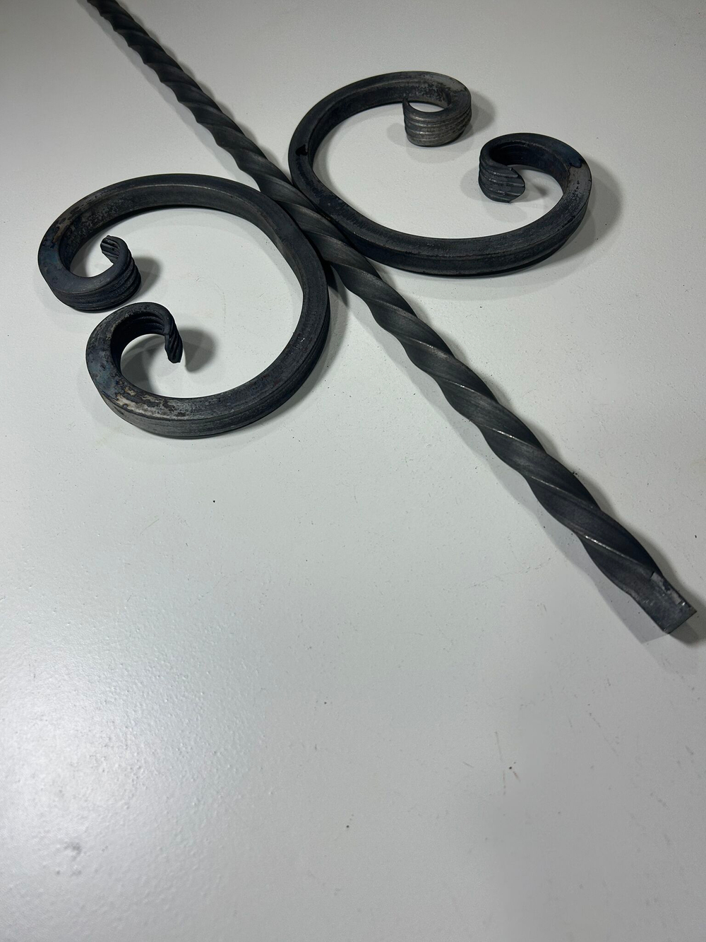 Кованый элемент вензель 130х230мм квадрат полнотелый 14х14мм