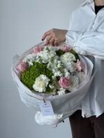 Букет из гортензии, хризантемы, маттиолы, диантусов и тюльпанов