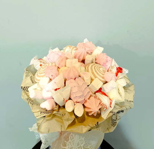 Композиция со сладостями и рафаэлло в шляпной коробке