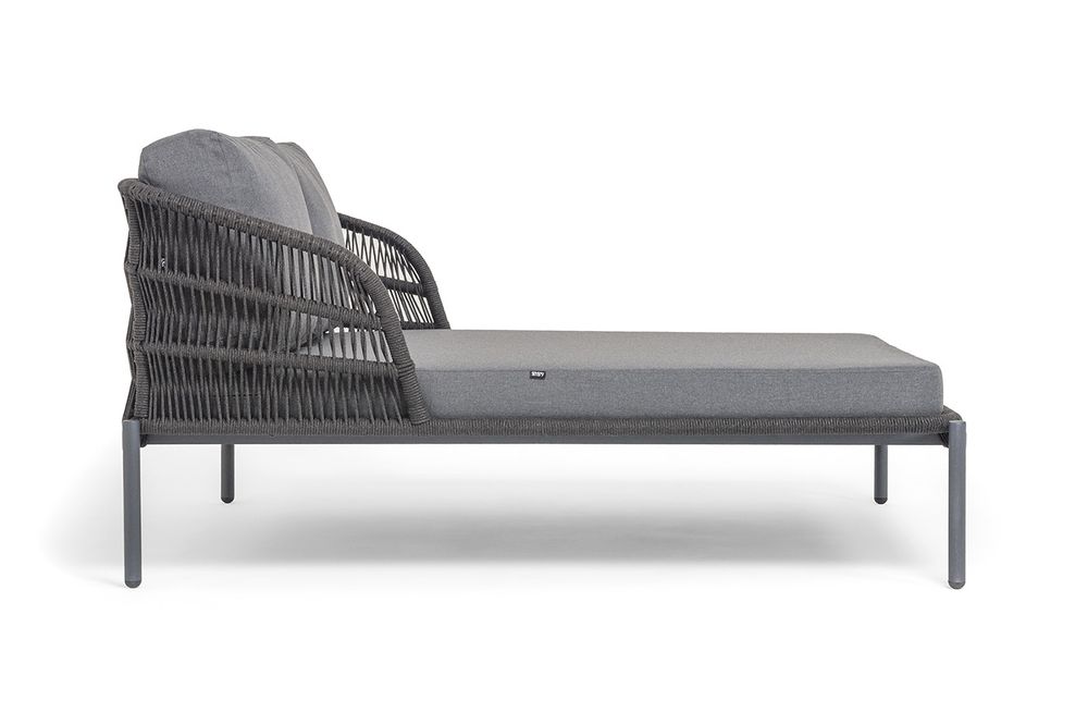"Позитано" лежак плетеный из роупа, каркас алюминий темно-серый (RAL7024) муар, роуп темно-серый круглый, ткань темно-серая 027