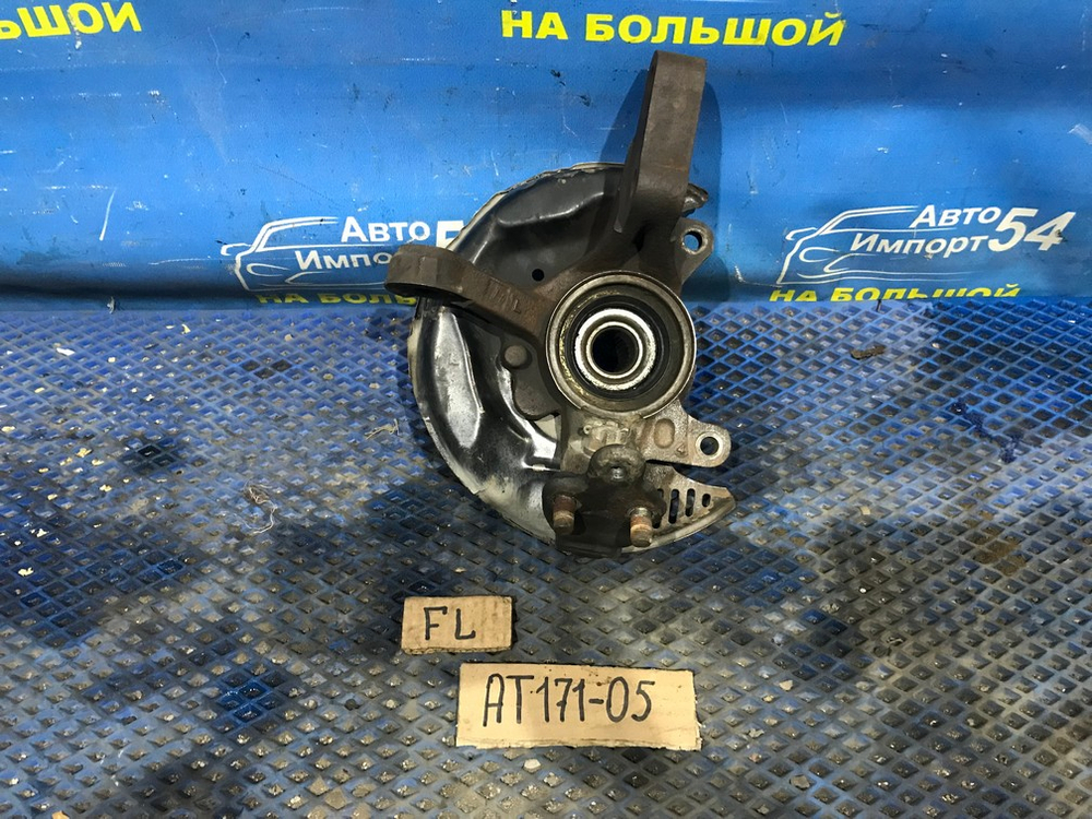 Ступица передняя левая TOYOTA CARINA 1990