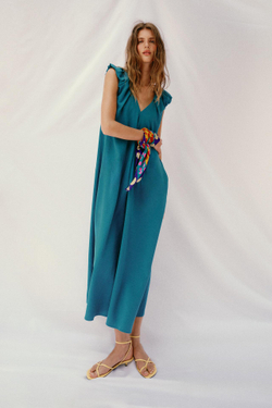 ZARA ДЛИННОЕ ПЛАТЬЕ С ВЫРАЖЕННОЙ ЛИНИЕЙ ПЛЕЧ, БИРЮЗОВЫЙ