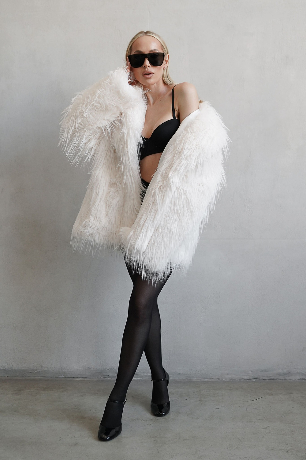 Шуба из эко-меха страуса молочная