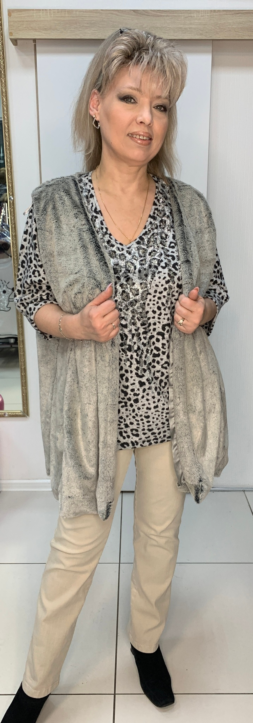 Жилет без застежки из светлого искусственного меха