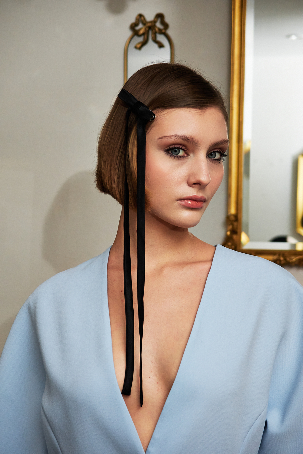 Бант стрекоза с длинными лентами