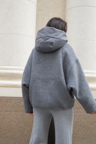 Утепленная серая куртка с капюшоном