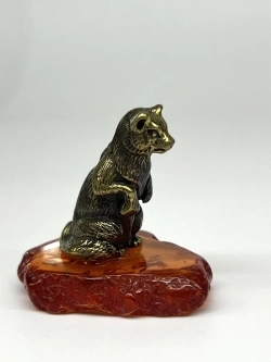 Бронзовая статуэтка на янтаре