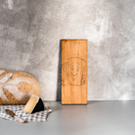 Деревянная разделочная доска из цельного куска древесины сибирского кедра для хлеба с гравировкой "Забавный хлебушек" RD25