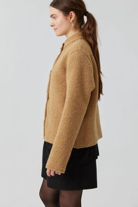 Жакет с карманом песочного цвета