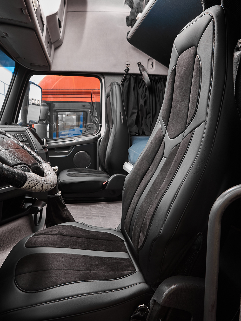Чехлы Люкс VOLVO FH-13 после 2018 года: водитель от сиденья, пассажир от стойки кабины (один вырез под ремень) (экокожа, черный, черная вставка)