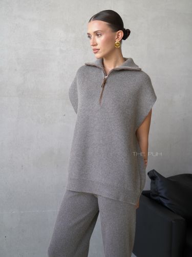 Серый костюм из жилета и брюк