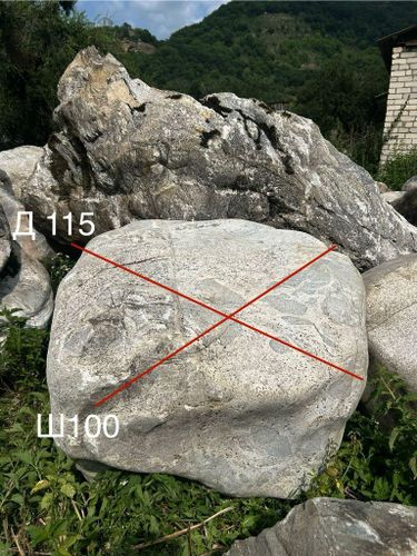 Уникальные формы и оттенки делают валун центральным элементом ландшафта.