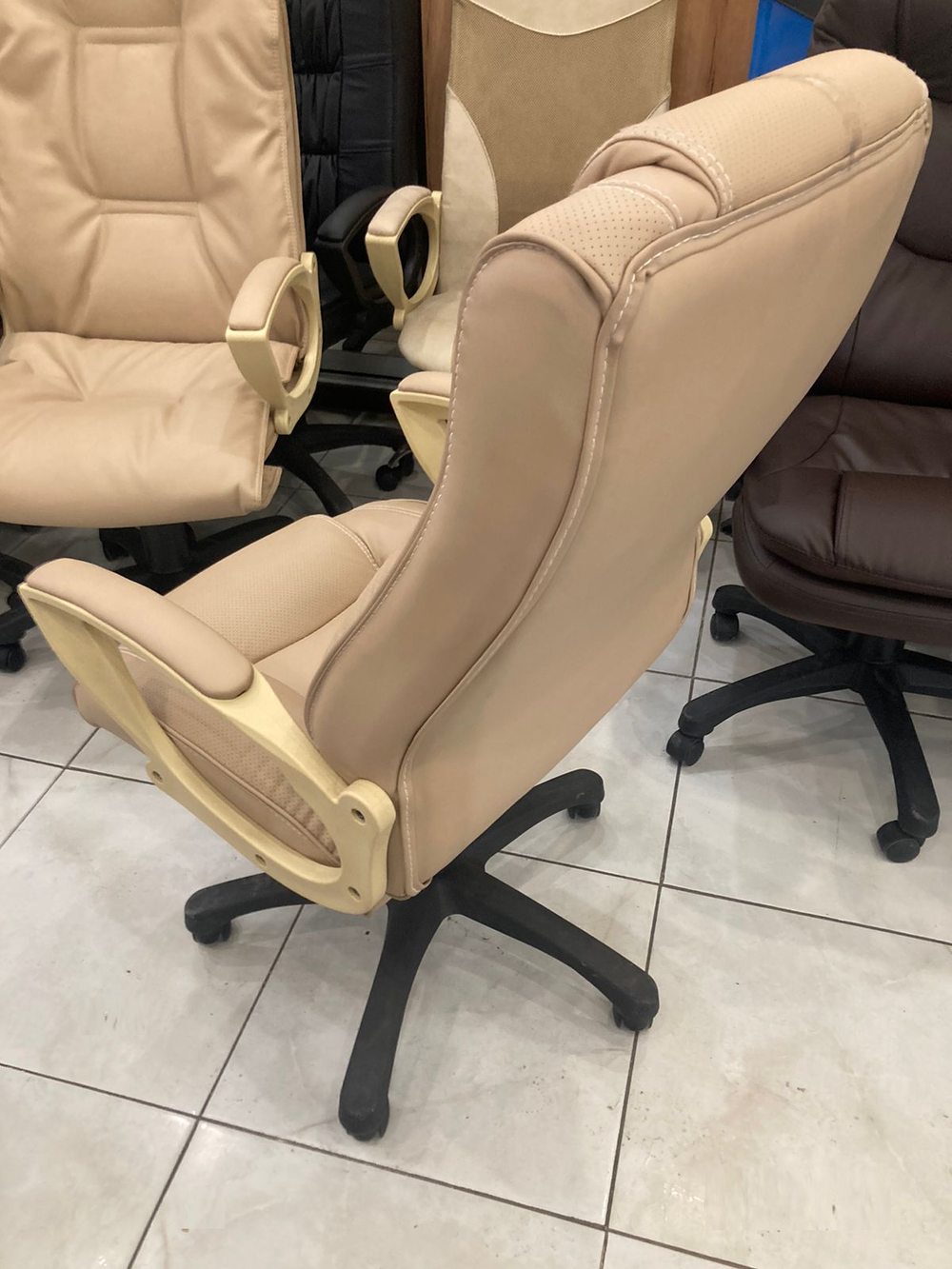 Кресло Фортуна-5 (51) к/з перф беж/беж Мех качания п Директор (в разборе)