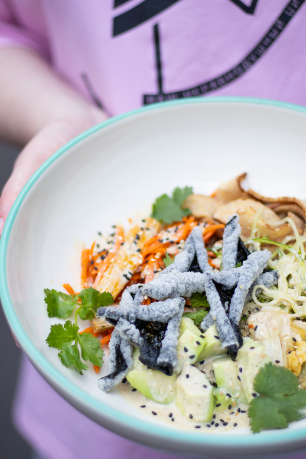 БЕЛКОВЫЙ ПОКЕ-БОУЛ С КИНОА, ТЕМПЕ И ЧИПСАМИ ИЗ НОРИ NEW