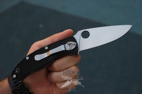 Нож складной Spyderco Tenacious Lightweight 122PBK c клинком из стали 8Cr13MoV, рукоять FRN