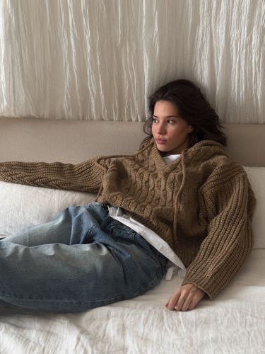 Бежевый вязаный свитер с капюшоном