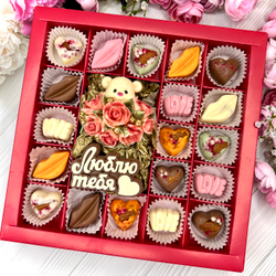 Шоколадный набор: "Мишка с розами. Люблю тебя": шоколадка-надпись и 19 конфет ручной работы