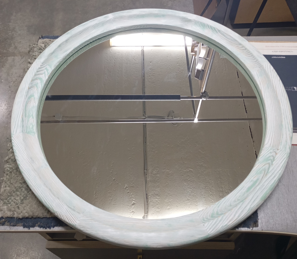 Зеркало круглое в деревянной раме