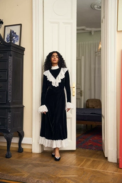 Платье макси из бархата с воротником-стойкой с кружевом