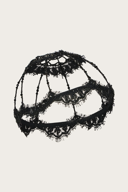 ГОЛОВНОЙ УБОР, РАСШИТЫЙ КРУЖЕВОМ И БИСЕРОМ