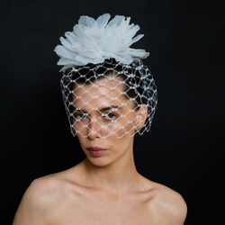 Вуаль из крупной сетки с шелковым цветком