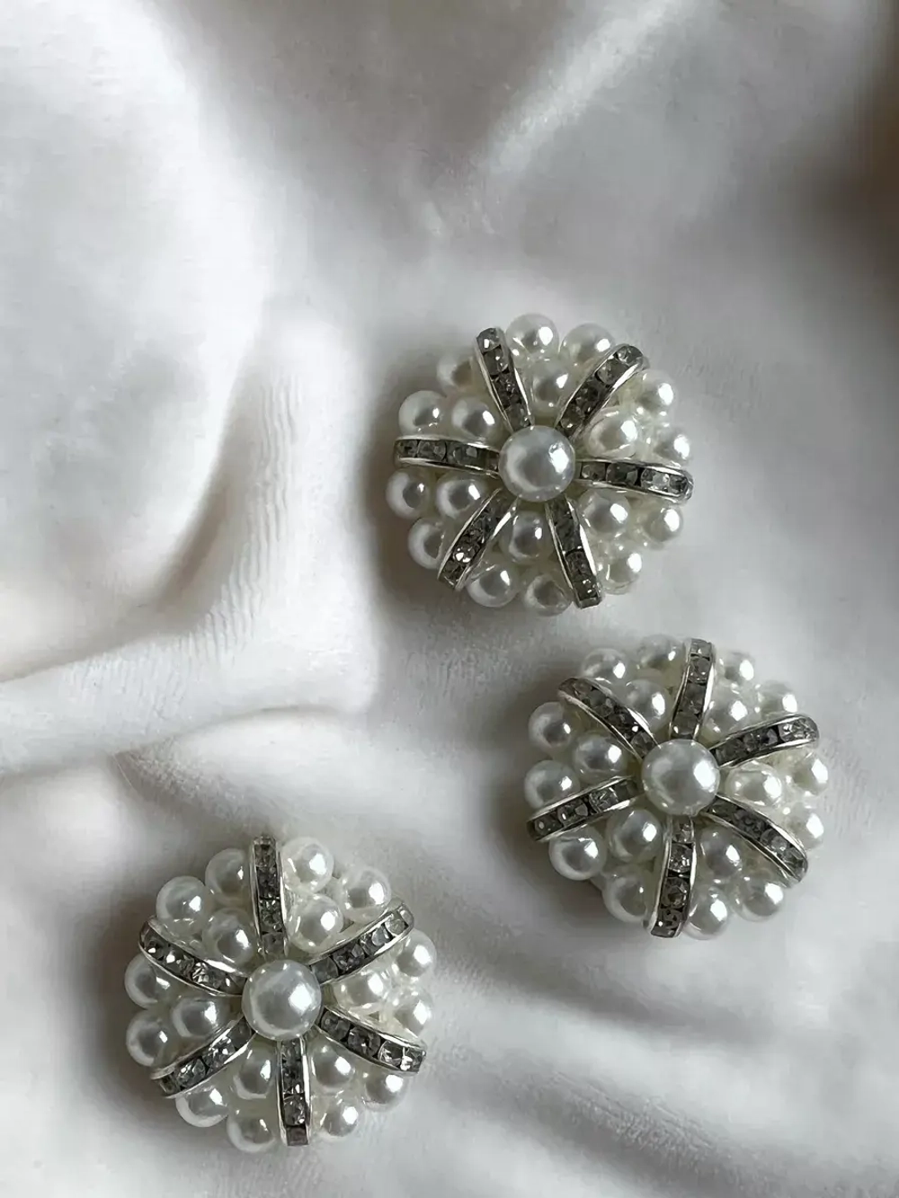Большая пуговица-брошь с бисером жемчугом и стразами 3 шт