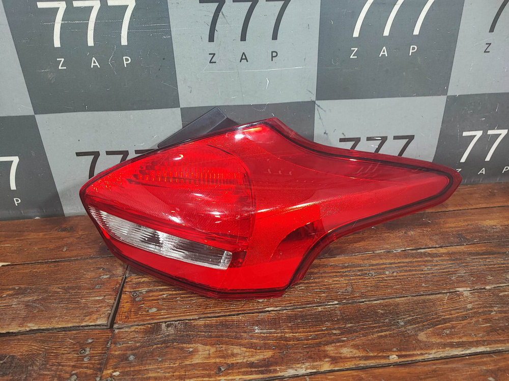 Фонарь задний правый Ford Focus 3 14-19 Б/У Оригинал 1893908