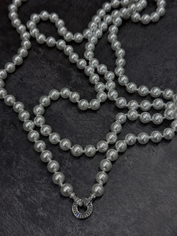 Нить 160 см белого жемчуга Swarovski диаметром 1 см с серебряной застежкой из цирконов