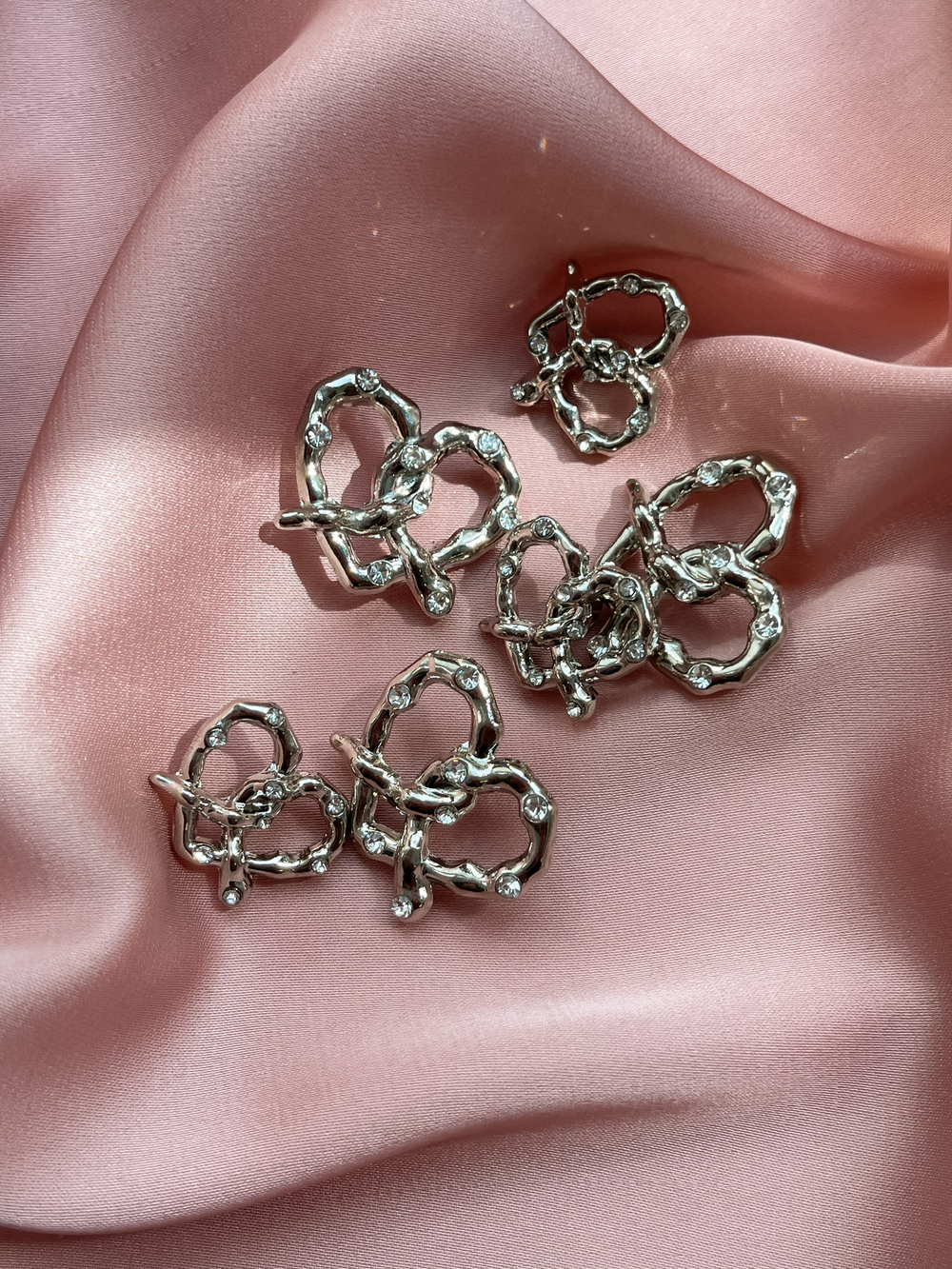 Пуговицы серебристые крендельки-сердечки со стразами